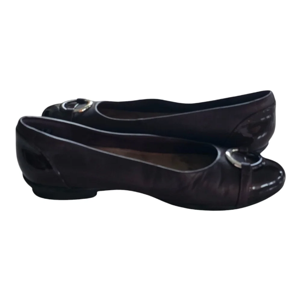 Clarks Womens Leather Slip-On Flats 9.5 Buckle Detail Burgundy Exellent